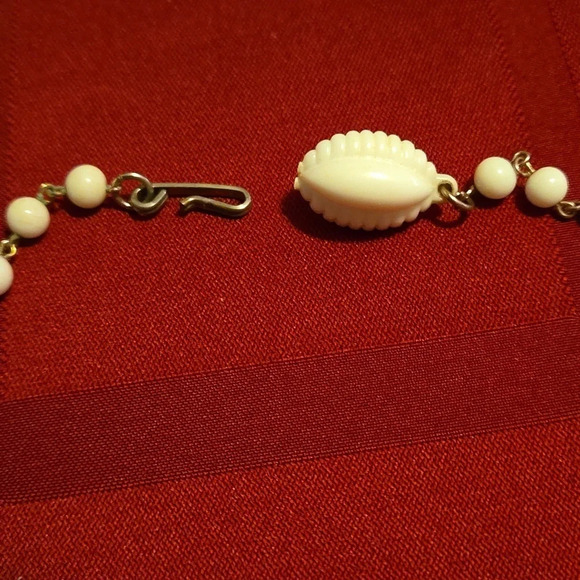 Vintage 1950's Coro poured milk glass half-Camellia pendant with beads - Picture 4 of 7